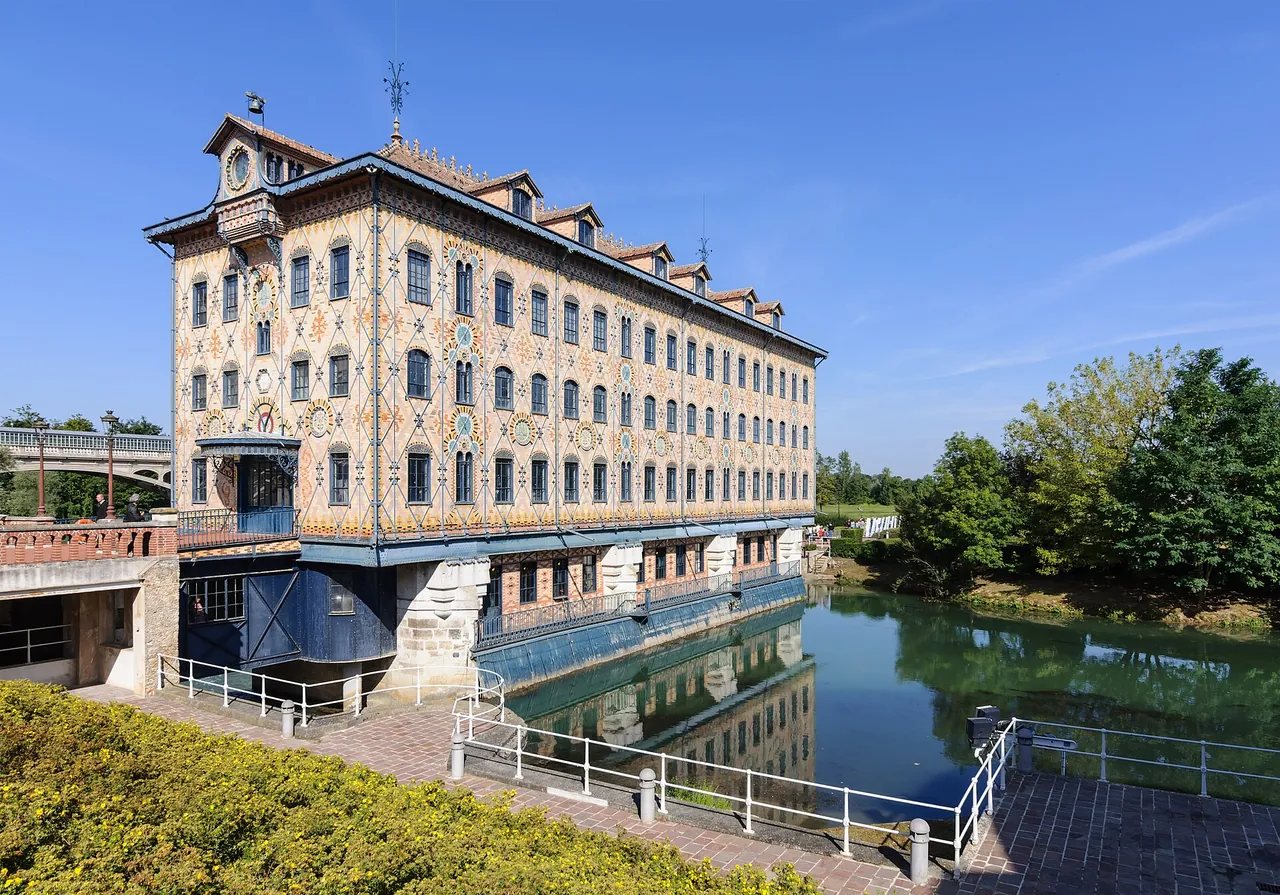Le moulin Saulnier de l'ancienne chocolaterie Menier, au bord de la Marne.