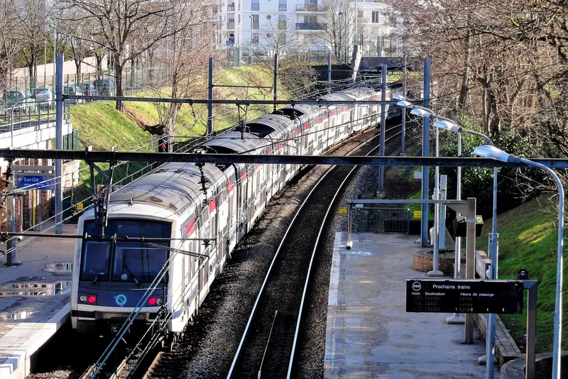 Un RER A en gare de Noisiel.